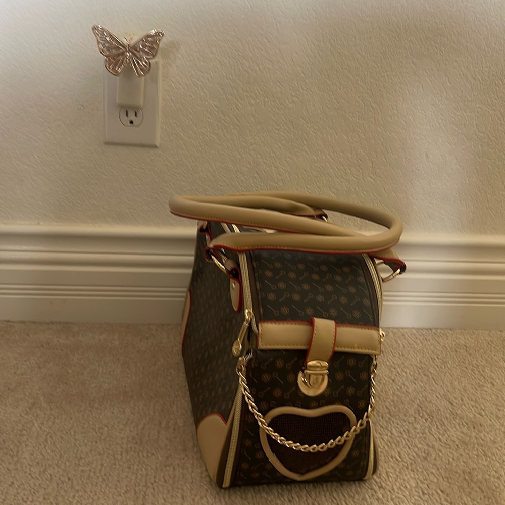 Traveling puppy carrier